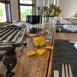 Inspirierende Tischdekoration Gedeckter Tisch mit Blumen und Tischkarten