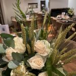 Feiern im Markmanns: Eleganz trifft auf Detailgenauigkeit - Gedeckter Tisch mit Blumen und Tischkarten