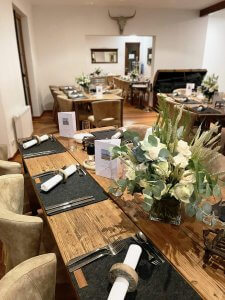 Ein stilvoll gedeckter Tisch im Markmanns-Stil mit Blumen und Tischkarten – Perfekte Atmosphäre für Feiern im Markmanns.