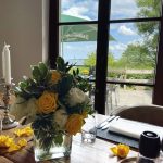 Einladende Eleganz: Gedeckter Tisch mit Blumen und Tischkarten