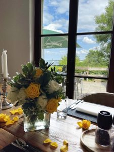 Einladende Eleganz: Gedeckter Tisch mit Blumen und Tischkarten