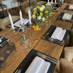 Einzigartige Feierlichkeiten im Markmanns - Gedeckter Tisch mit Blumen und Tischkarten