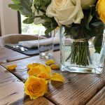 Exklusiver Genuss: Gedeckter Tisch mit Blumen und Tischkarten