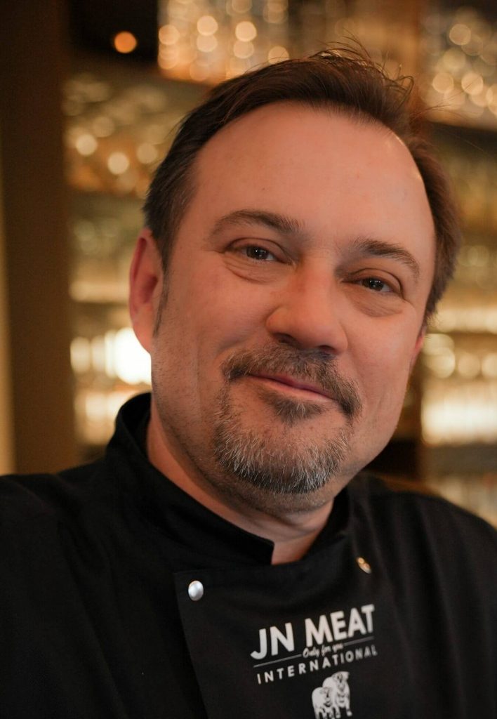 Oliver Markmann, der leidenschaftliche Meisterkoch im BBQ Restaurant Markmanns, kreiert unvergleichliche Geschmackserlebnisse.